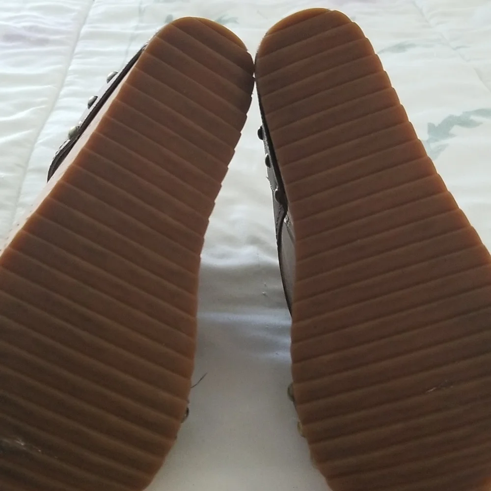 Like new, Excellent condition Antelope cork wedges. Size 6 - Picture 5 of 5